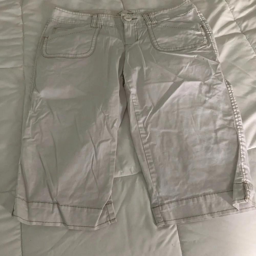 💚 5 for $15! 💚 Aeropostale White Bermuda Shorts